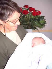 Con Abuela.JPG (65737 bytes)